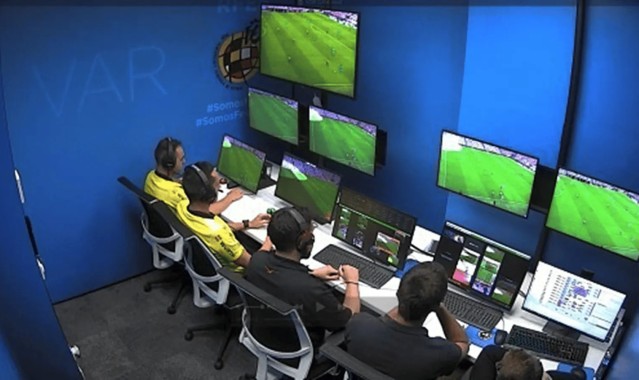 开云-前裁判：VAR怕出错不敢介入，球员察觉后场上什么都可能发生