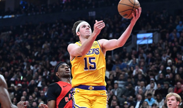 后场连线！东契奇突破脑后传球 里夫斯强攻上篮命中个人首球