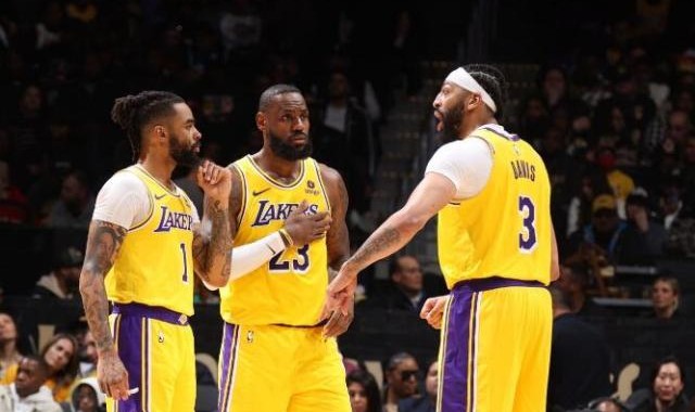 开云官网-湖人引援不力重蹈覆辙？詹眉休赛期悲喜两重天