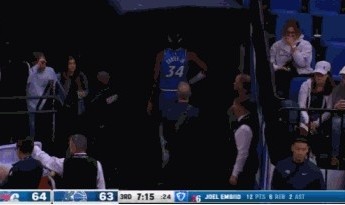 kaiyun-这球够硬！恩比德顶翻小卡特扣篮2+1 后者回更衣室