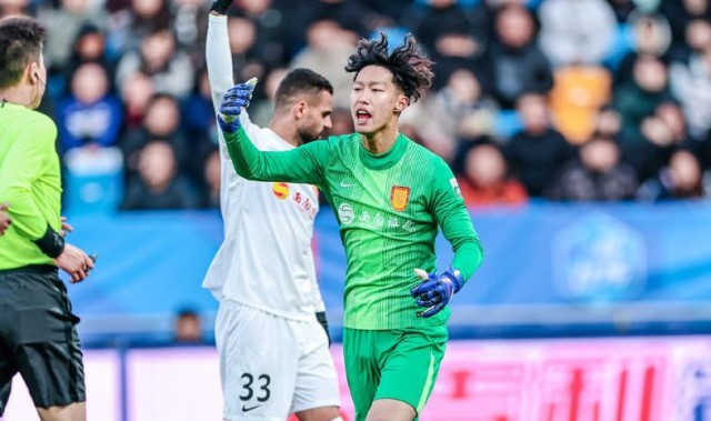 云体育入口-铜梁龙飘了？虎口夺分后 一张海报令球迷从感动到心寒只用72小时